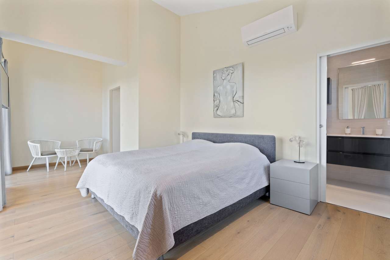 Totally refurbished throughout, this magnificent 4 bedroom villa is ideally