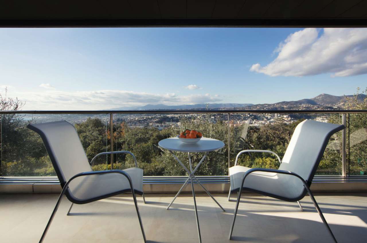 Spacious and contemporary 3 bedroom apartment, ideally situated within a se