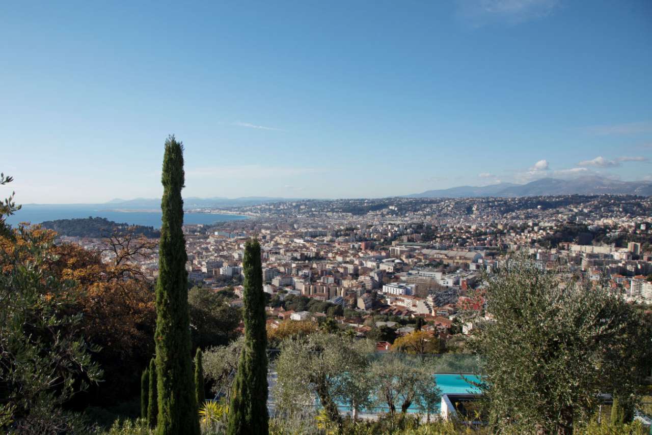 Spacious and contemporary 3 bedroom apartment, ideally situated within a se