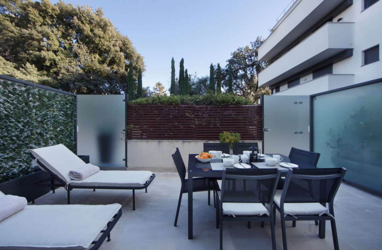 Spacious and contemporary 3 bedroom apartment, ideally situated within a se