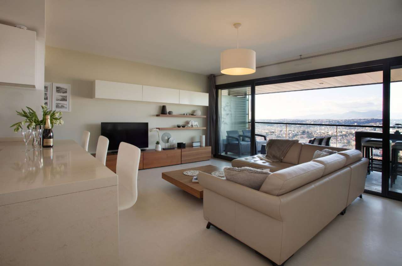 Spacious and contemporary 3 bedroom apartment, ideally situated within a se