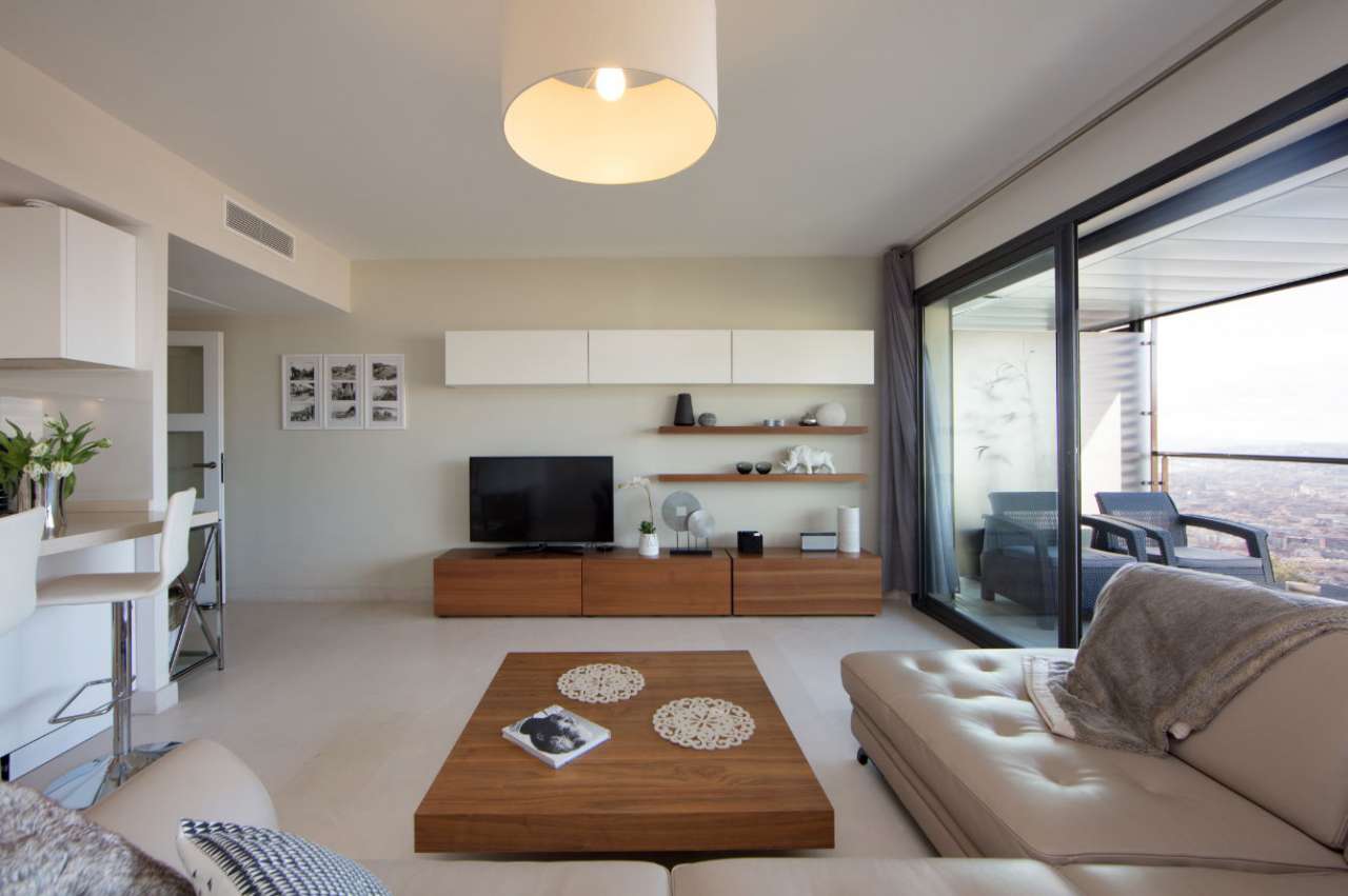 Spacious and contemporary 3 bedroom apartment, ideally situated within a se