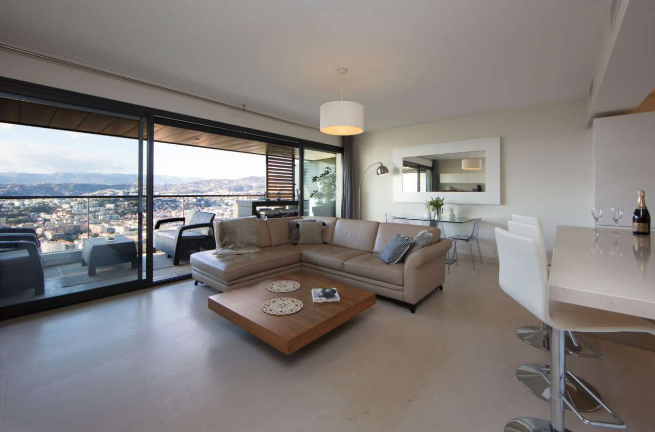 Spacious and contemporary 3 bedroom apartment, ideally situated within a se