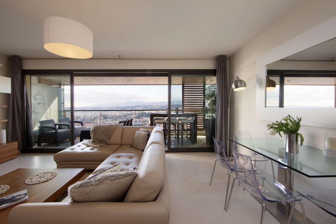 Spacious and contemporary 3 bedroom apartment, ideally situated within a se