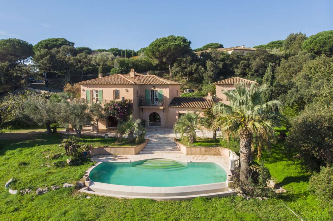 Grand and spacious 5 bedroom villa, ideally situated in a quiet setting bet