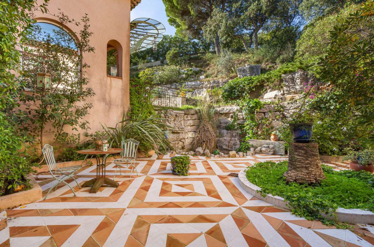 Grand and spacious 5 bedroom villa, ideally situated in a quiet setting bet