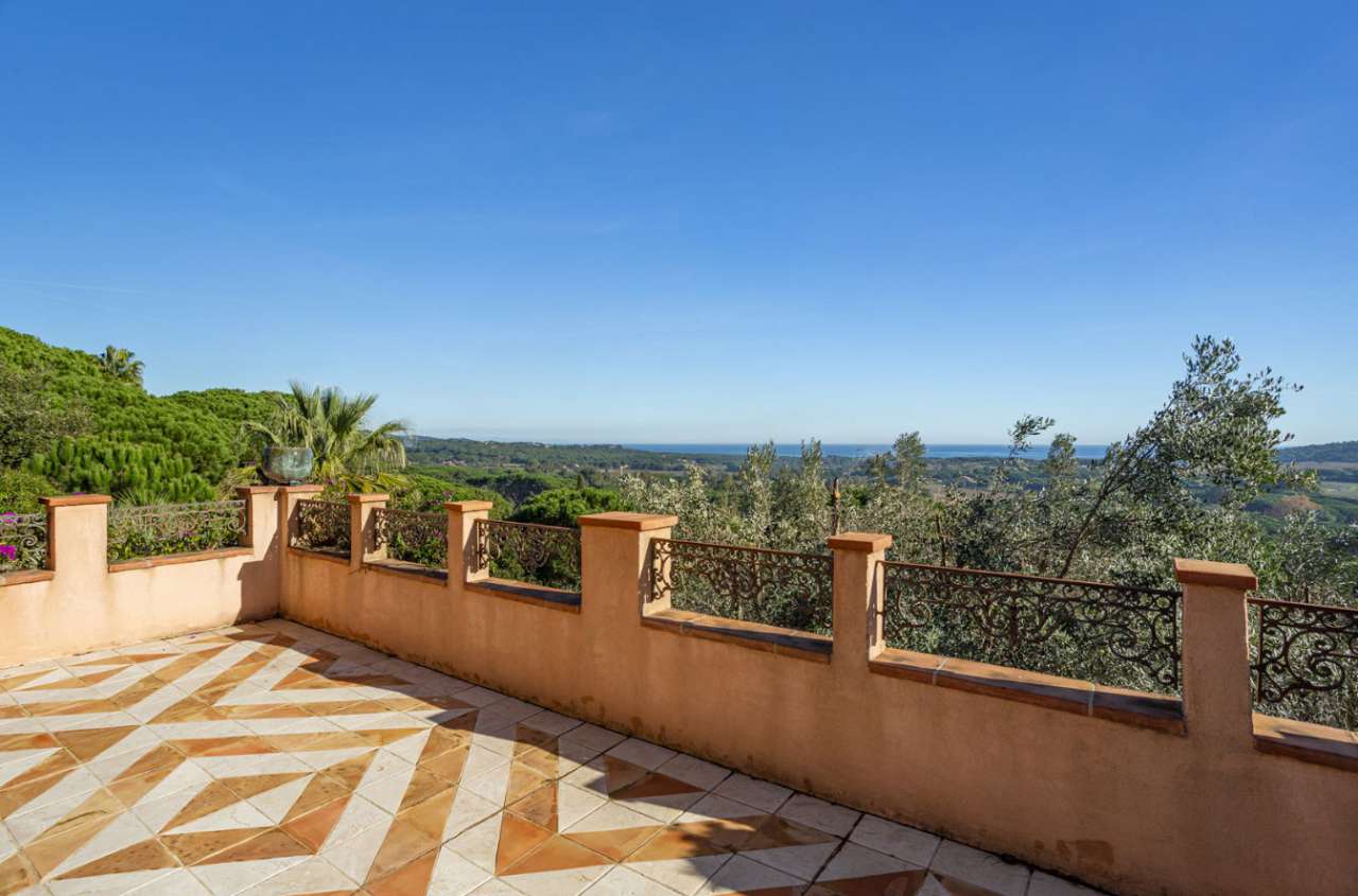 Grand and spacious 5 bedroom villa, ideally situated in a quiet setting bet