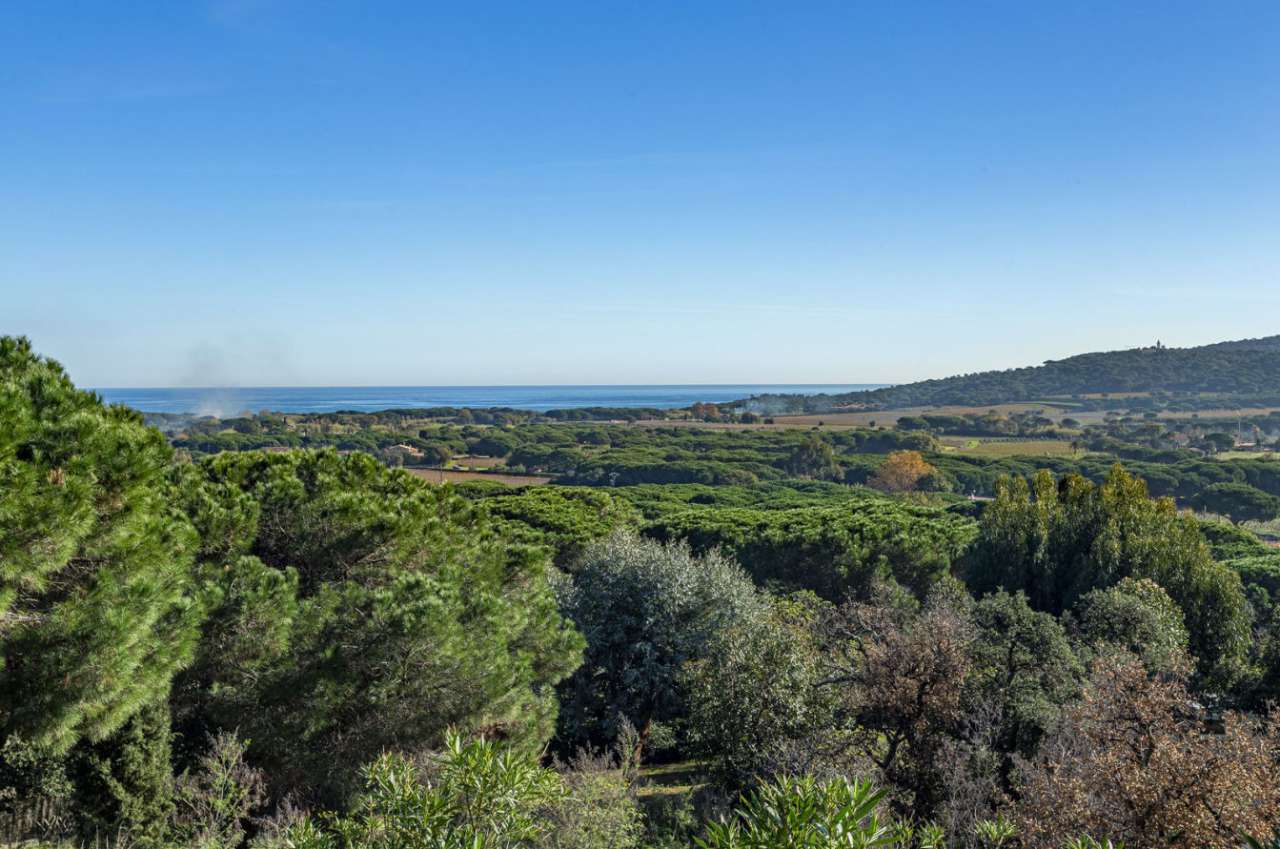 Grand and spacious 5 bedroom villa, ideally situated in a quiet setting bet