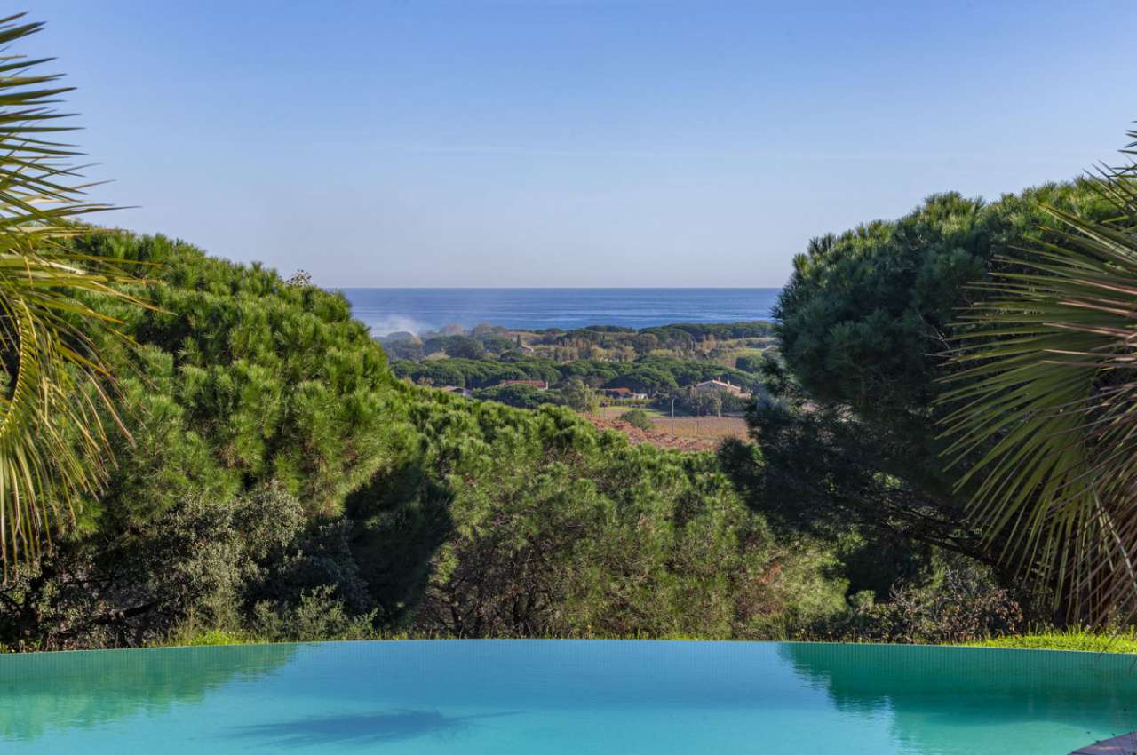 Grand and spacious 5 bedroom villa, ideally situated in a quiet setting bet