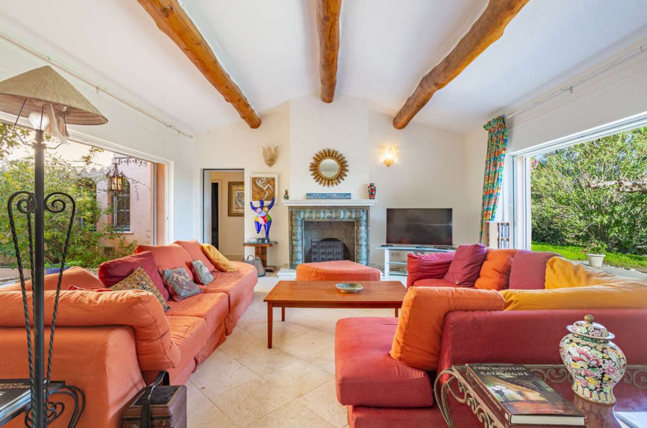 Grand and spacious 5 bedroom villa, ideally situated in a quiet setting bet