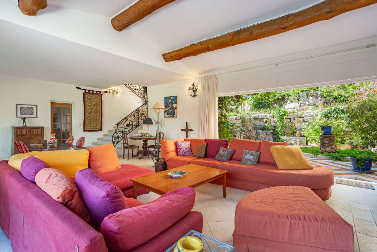 Grand and spacious 5 bedroom villa, ideally situated in a quiet setting bet