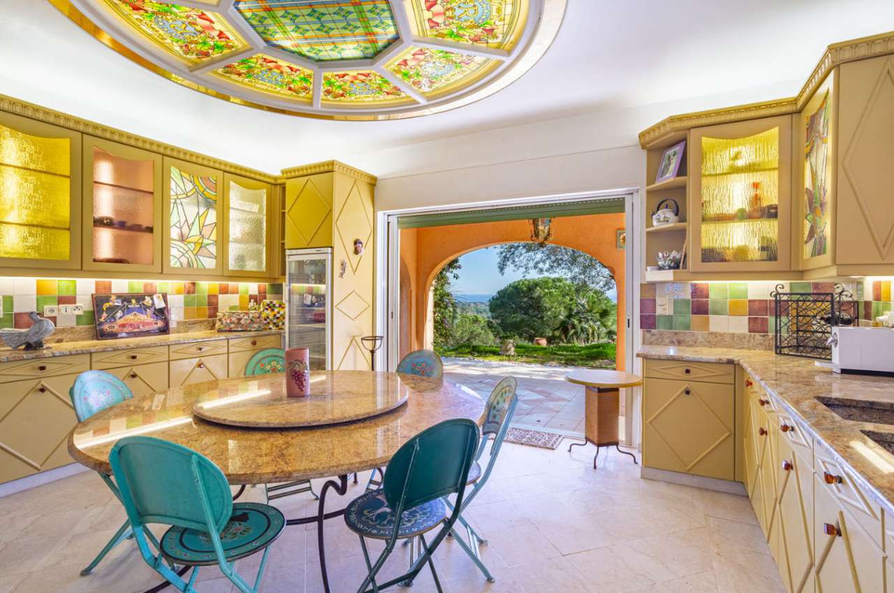 Grand and spacious 5 bedroom villa, ideally situated in a quiet setting bet