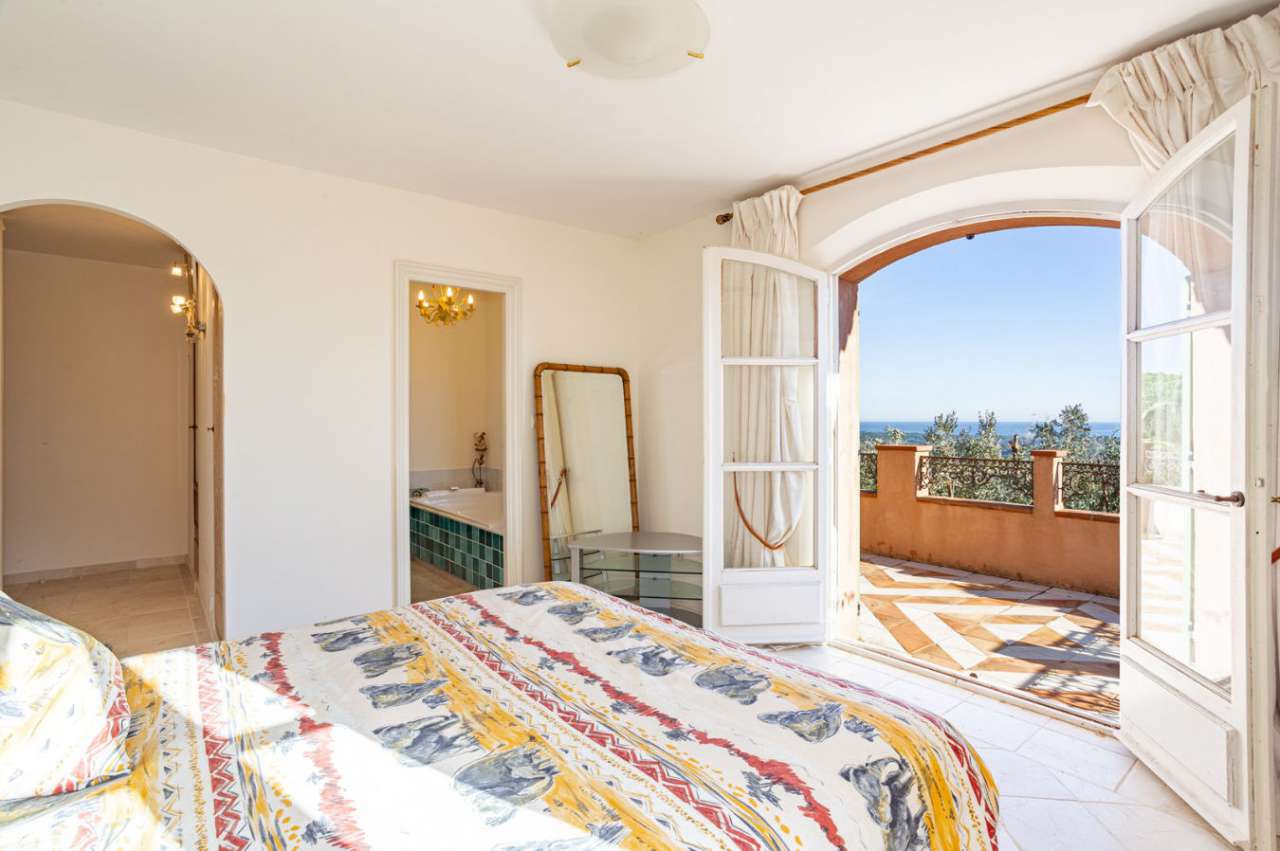 Grand and spacious 5 bedroom villa, ideally situated in a quiet setting bet