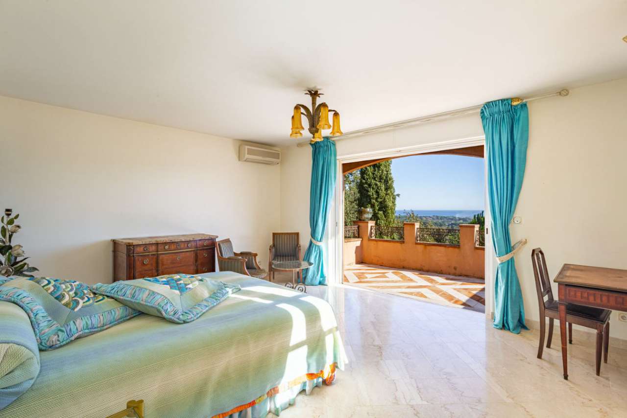 Grand and spacious 5 bedroom villa, ideally situated in a quiet setting bet