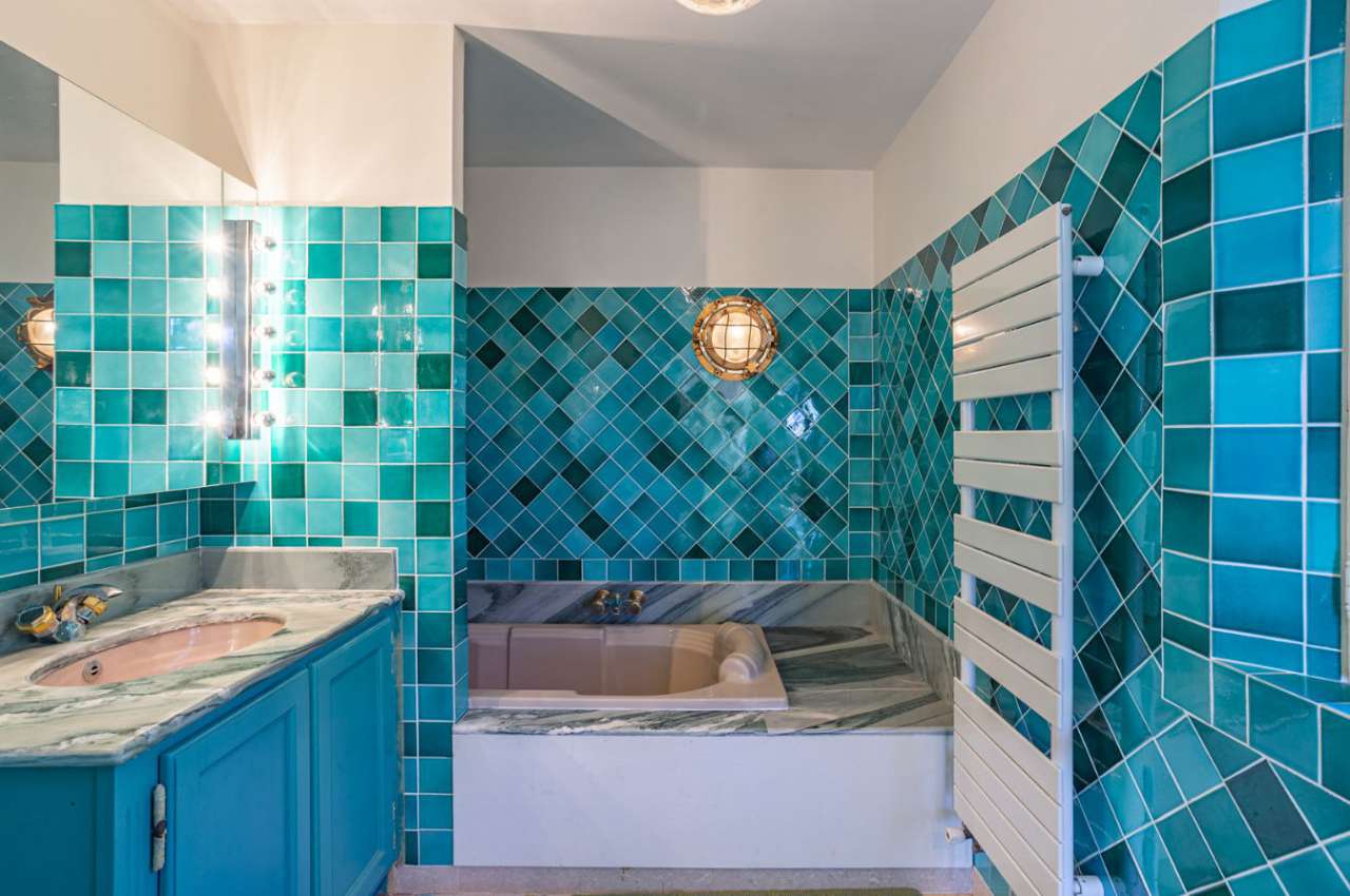 Grand and spacious 5 bedroom villa, ideally situated in a quiet setting bet