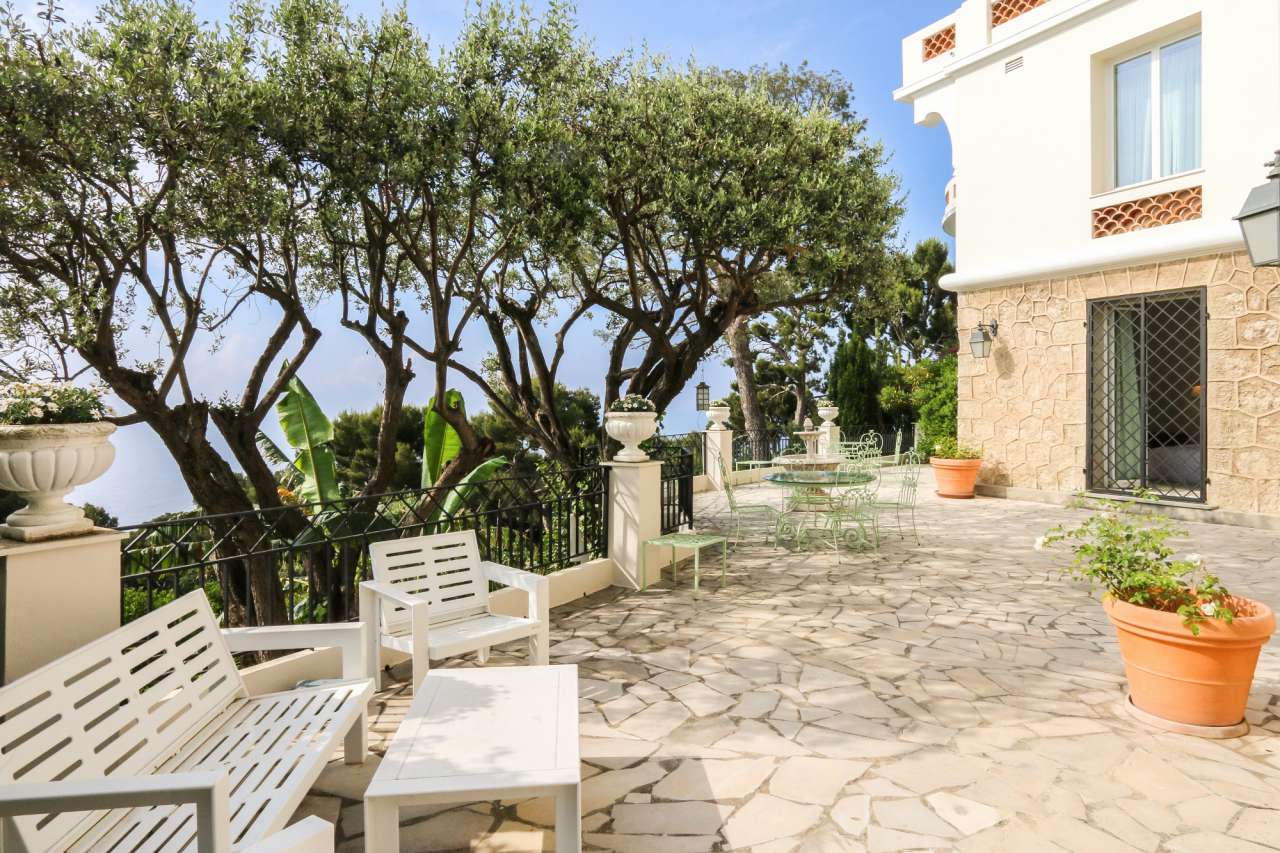 Spacious and bright 3 bedroom ground floor apartment, with a total living a