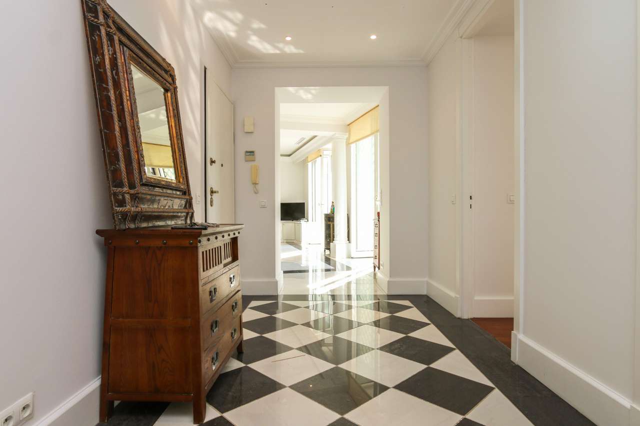 Spacious and bright 3 bedroom ground floor apartment, with a total living a