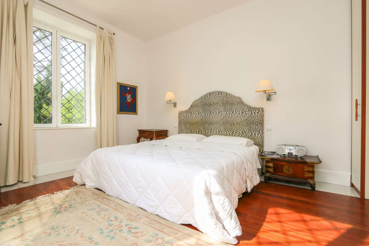 Spacious and bright 3 bedroom ground floor apartment, with a total living a