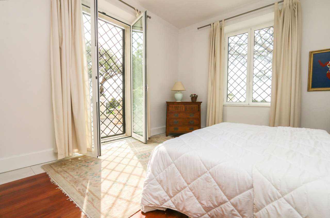 Spacious and bright 3 bedroom ground floor apartment, with a total living a