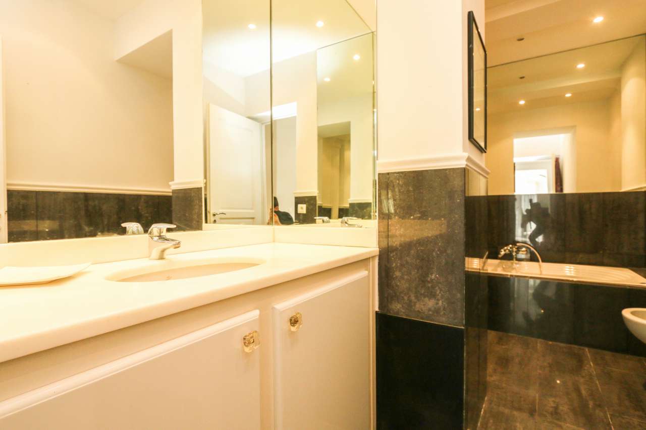 Spacious and bright 3 bedroom ground floor apartment, with a total living a