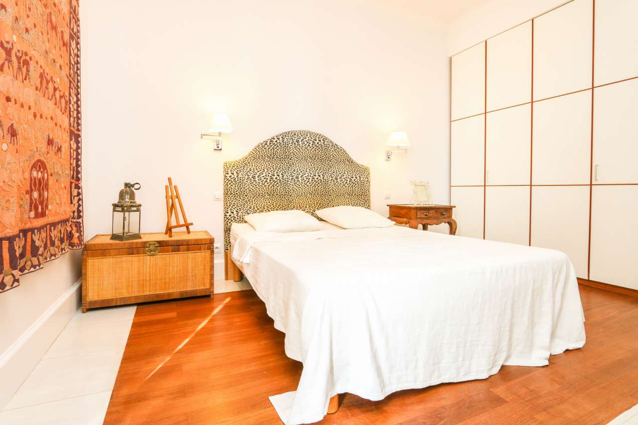 Spacious and bright 3 bedroom ground floor apartment, with a total living a