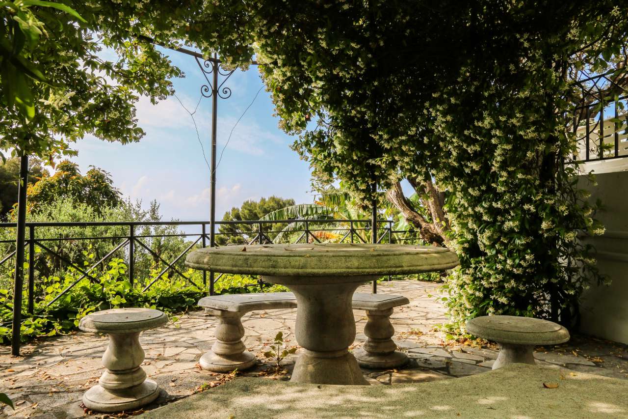 Spacious and bright 3 bedroom ground floor apartment, with a total living a