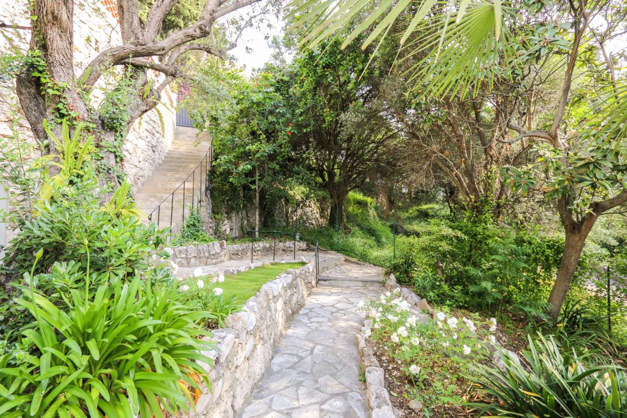 Spacious and bright 3 bedroom ground floor apartment, with a total living a