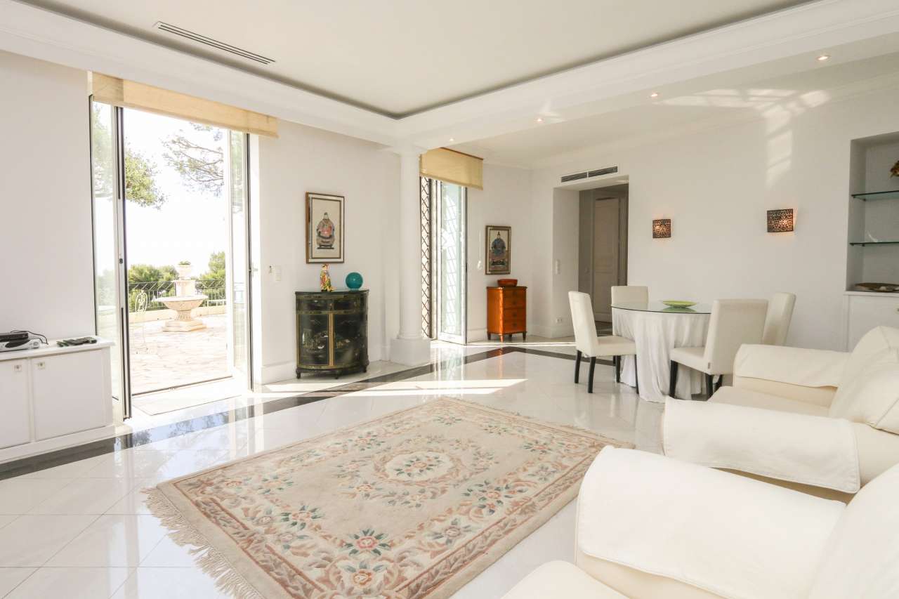 Spacious and bright 3 bedroom ground floor apartment, with a total living a