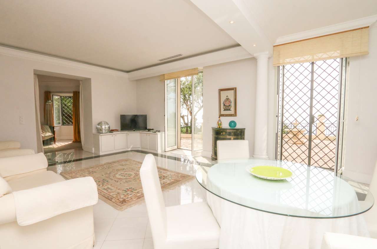 Spacious and bright 3 bedroom ground floor apartment, with a total living a