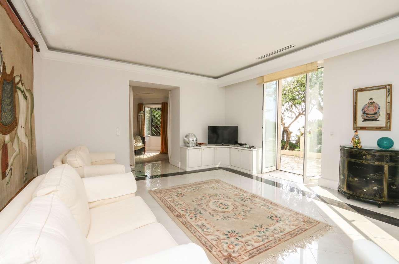 Spacious and bright 3 bedroom ground floor apartment, with a total living a