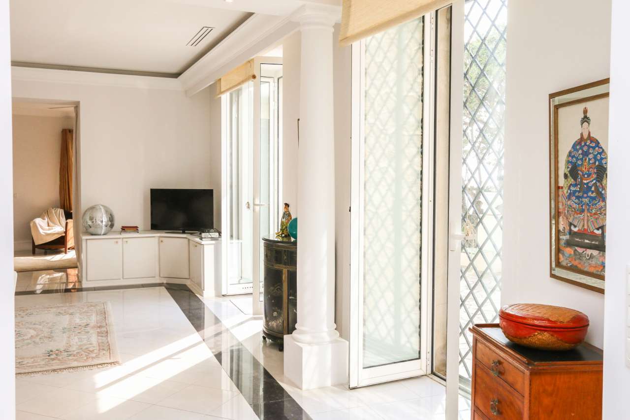 Spacious and bright 3 bedroom ground floor apartment, with a total living a