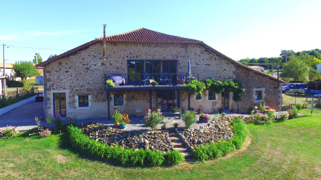 Full of rustic charm is this beautiful 5 bedroom barn conversion with assor