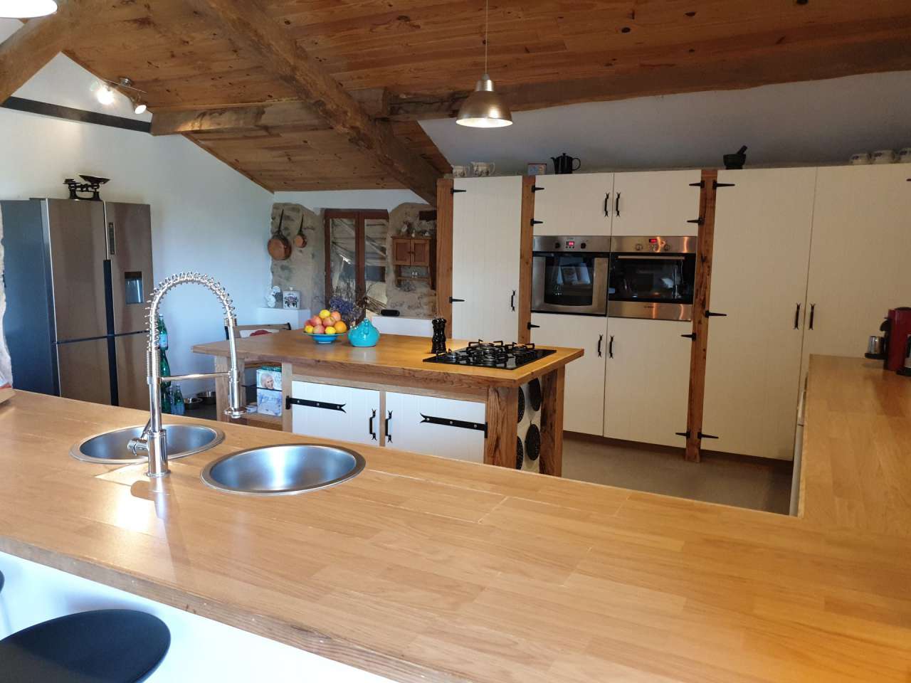 Full of rustic charm is this beautiful 5 bedroom barn conversion with assor