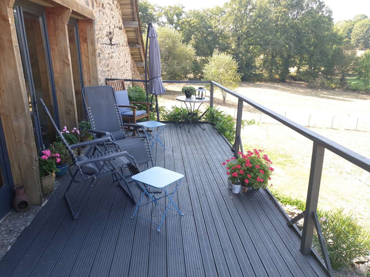 Full of rustic charm is this beautiful 5 bedroom barn conversion with assor