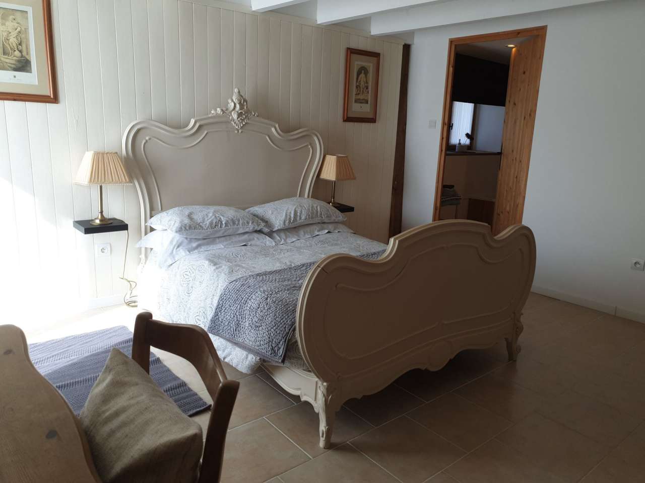 Full of rustic charm is this beautiful 5 bedroom barn conversion with assor