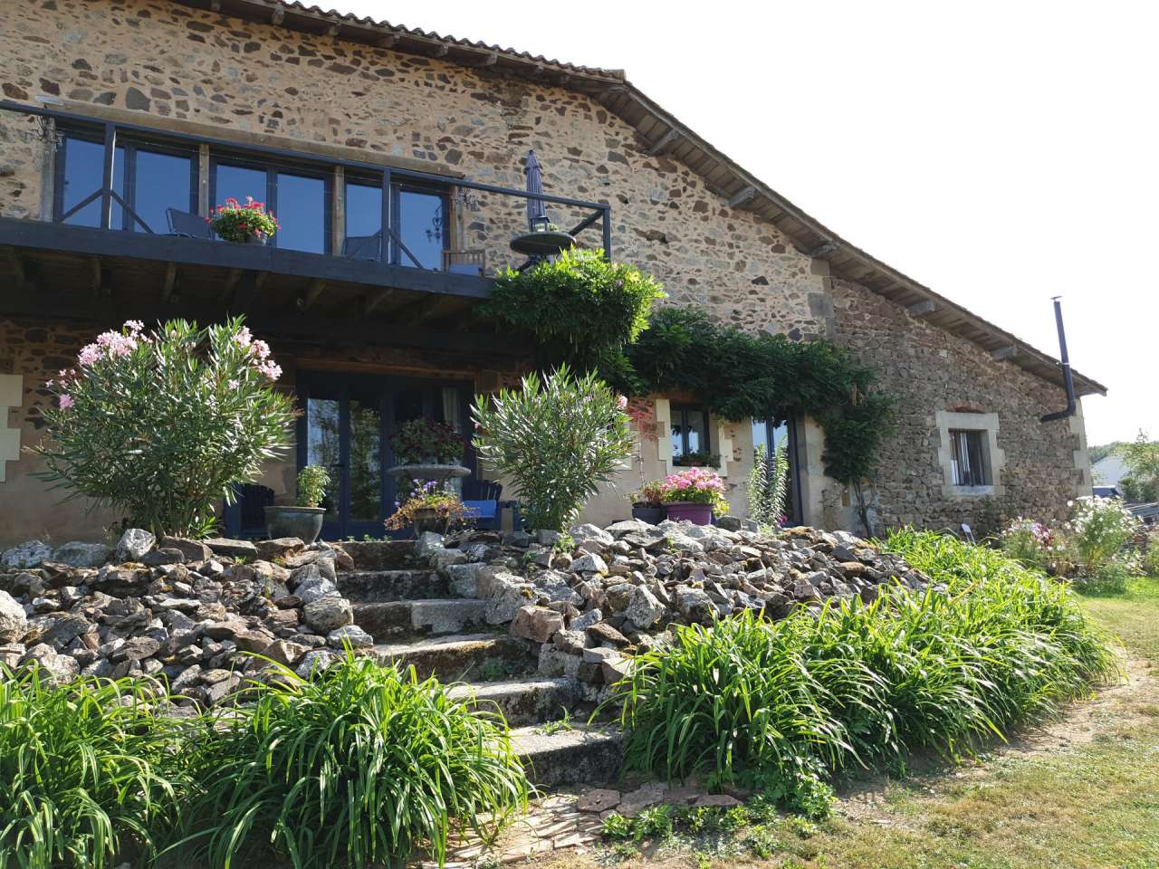 Full of rustic charm is this beautiful 5 bedroom barn conversion with assor