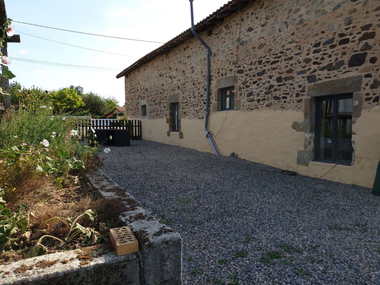 Full of rustic charm is this beautiful 5 bedroom barn conversion with assor