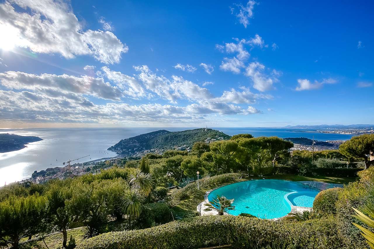 Outstanding fully renovated luxury 4 bedroom apartment with pool, enjoying