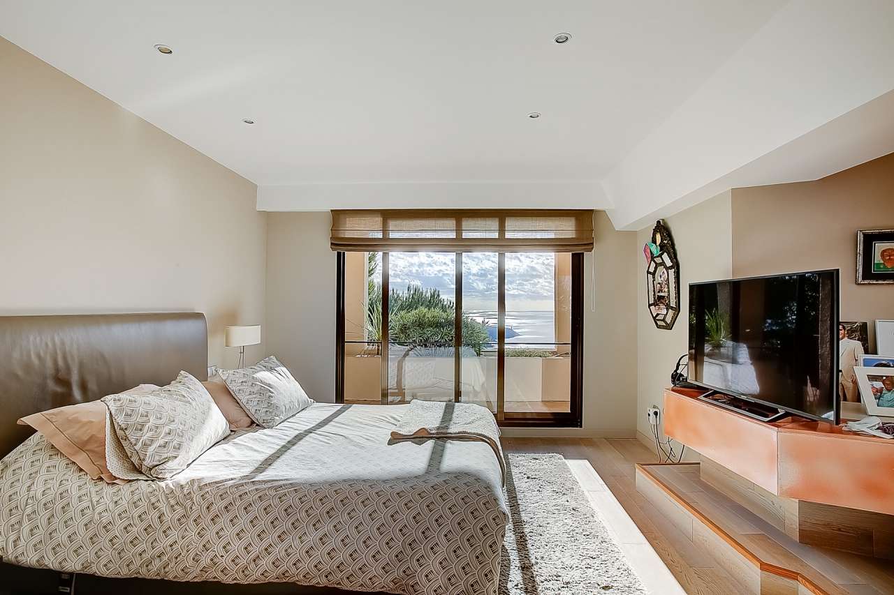 Outstanding fully renovated luxury 4 bedroom apartment with pool, enjoying