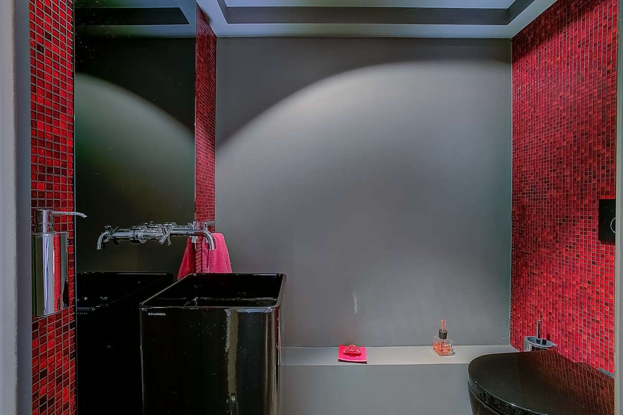 Outstanding fully renovated luxury 4 bedroom apartment with pool, enjoying