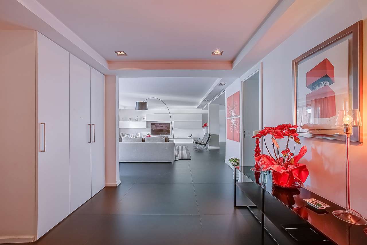 Outstanding fully renovated luxury 4 bedroom apartment with pool, enjoying