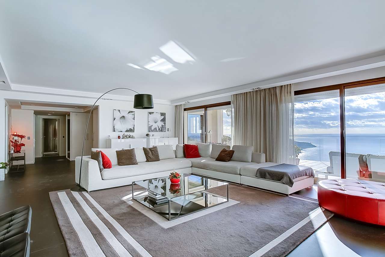 Outstanding fully renovated luxury 4 bedroom apartment with pool, enjoying