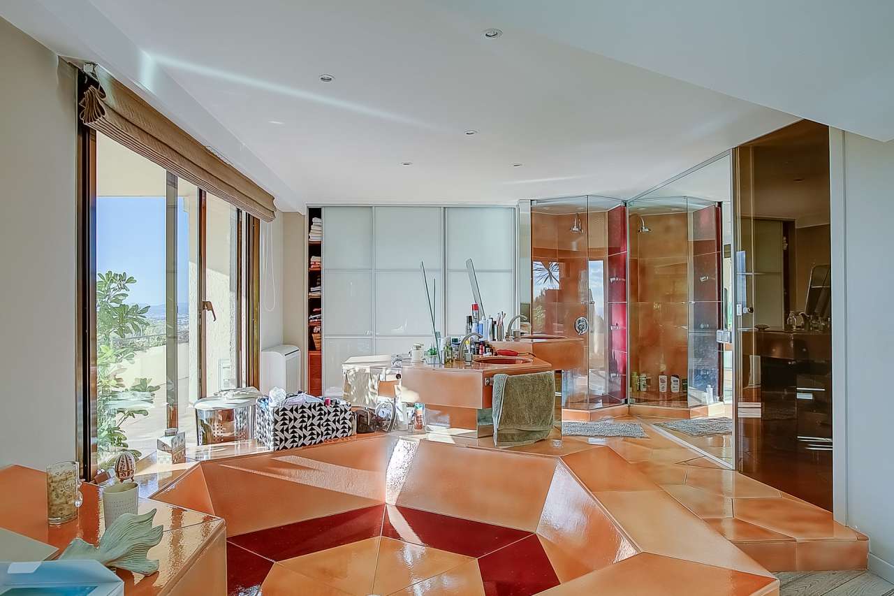 Outstanding fully renovated luxury 4 bedroom apartment with pool, enjoying