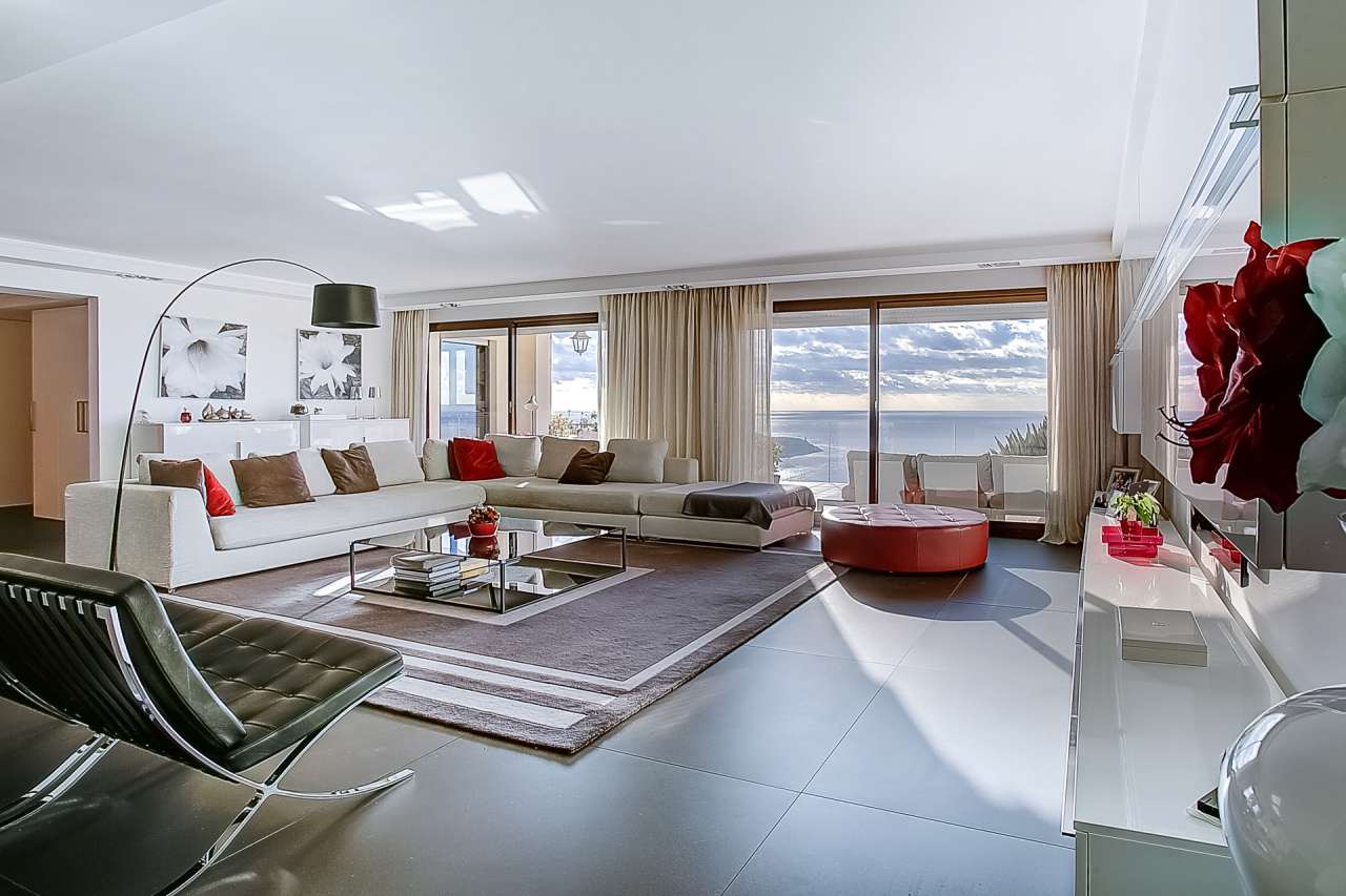 Outstanding fully renovated luxury 4 bedroom apartment with pool, enjoying