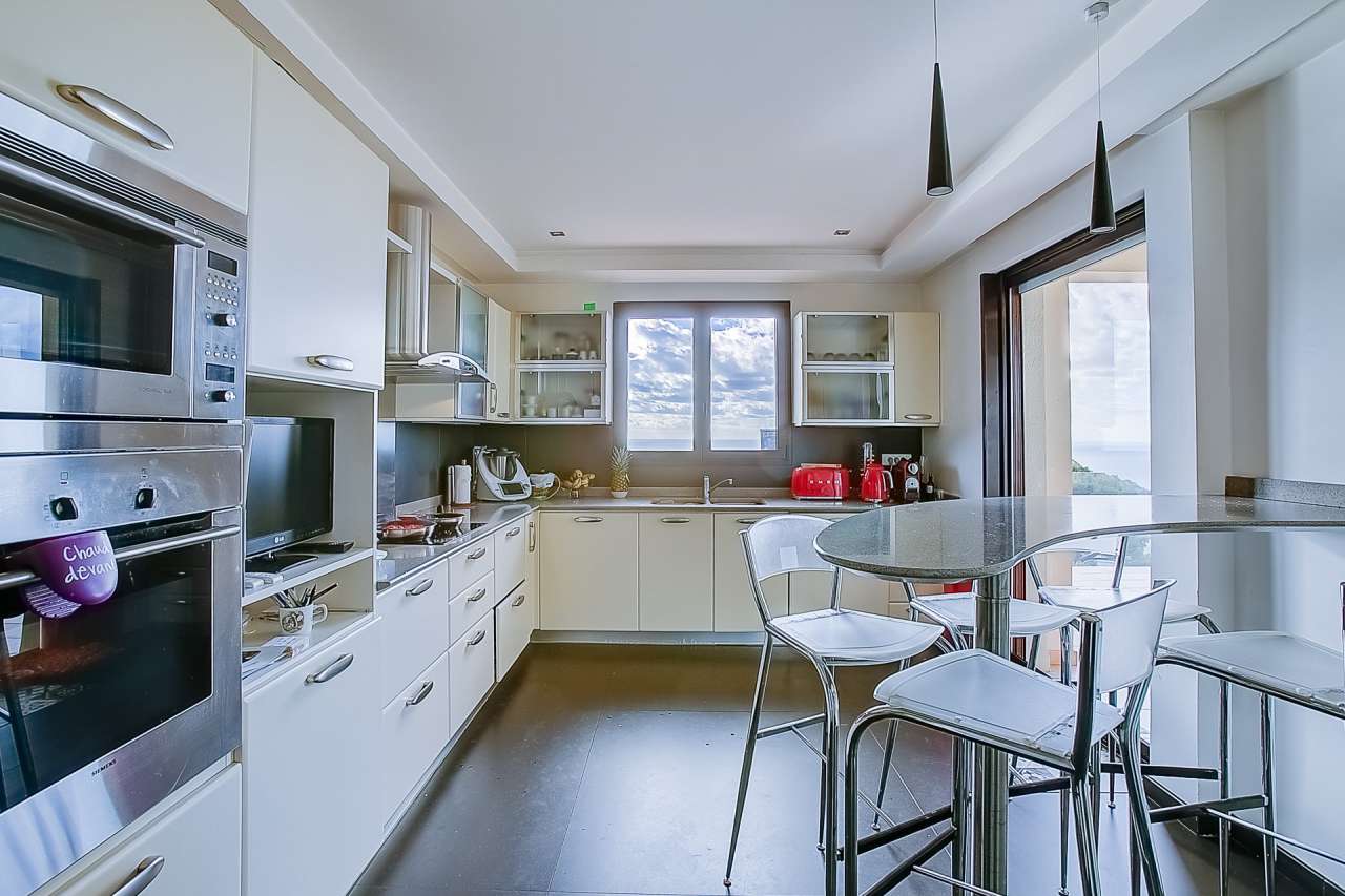 Outstanding fully renovated luxury 4 bedroom apartment with pool, enjoying