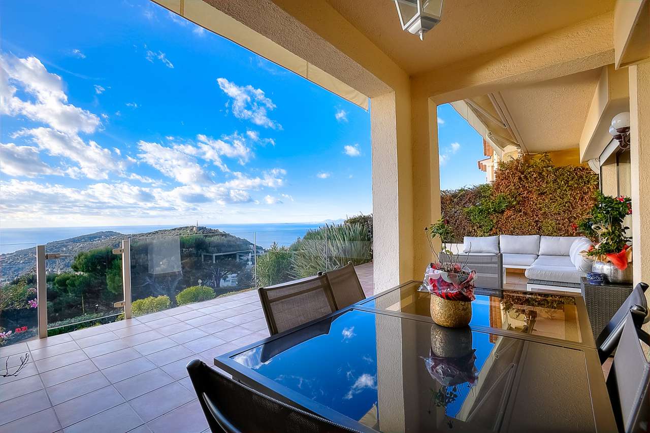 Outstanding fully renovated luxury 4 bedroom apartment with pool, enjoying