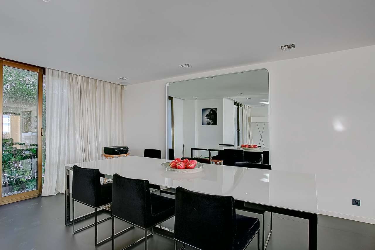 Outstanding fully renovated luxury 4 bedroom apartment with pool, enjoying