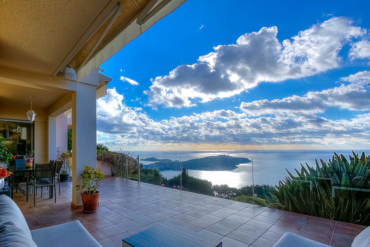 Outstanding fully renovated luxury 4 bedroom apartment with pool, enjoying