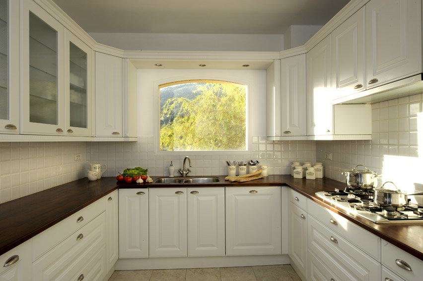 Charming, spacious and authentic Provencal style property with a total of 1