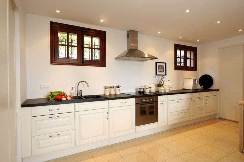 Charming, spacious and authentic Provencal style property with a total of 1